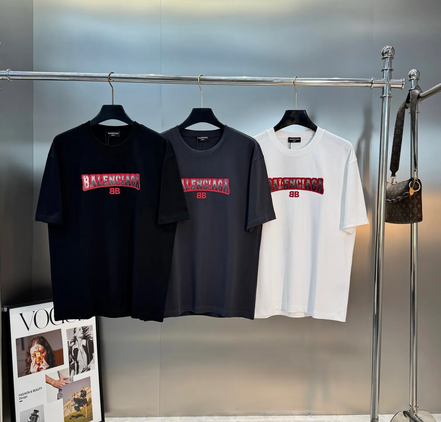 ⚜️ Balenciaga New Arrival T . Same Style❤️ +Red ， ！Silver ， ，BB ✨ Quality 280g ， Breathable， 。Balenciaga ， ， ！🔥 ！ ：Black.White.Dark Gray.Sizes：S-3XL ‼️（175/145 L）